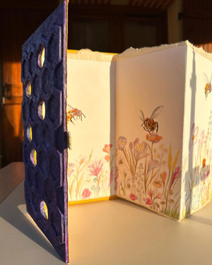 Leporello illustrations abeilles et fleurs à l'aquarelle et aux crayons de couleur
